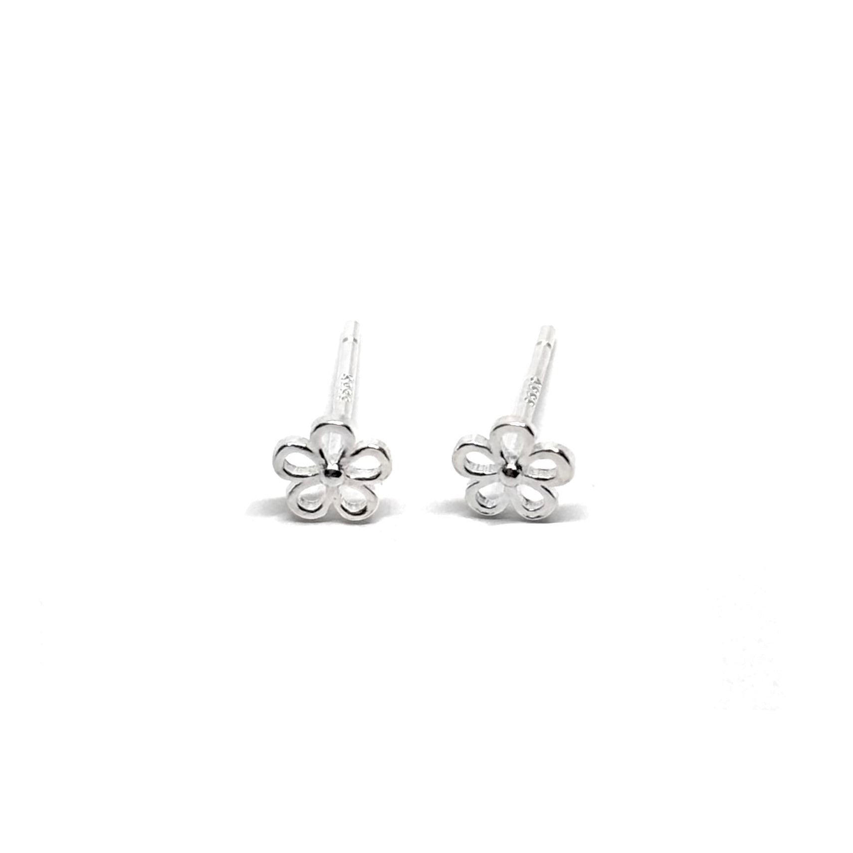 Boucles d’oreilles puces femme en argent 925 en forme de petites fleurs finement sculptées. Bijou floral et délicat inspiré de la nature, symbole de douceur, de féminité et de fraîcheur. Accessoire raffiné et intemporel, parfait pour un look poétique, minimaliste ou romantique. Argent massif brillant et hypoallergénique pour un confort durable au quotidien. Idéal comme cadeau élégant pour femme aimant les bijoux fleurs, naturels et discrets.